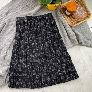 Pleated chiffon skirt with faces pattern